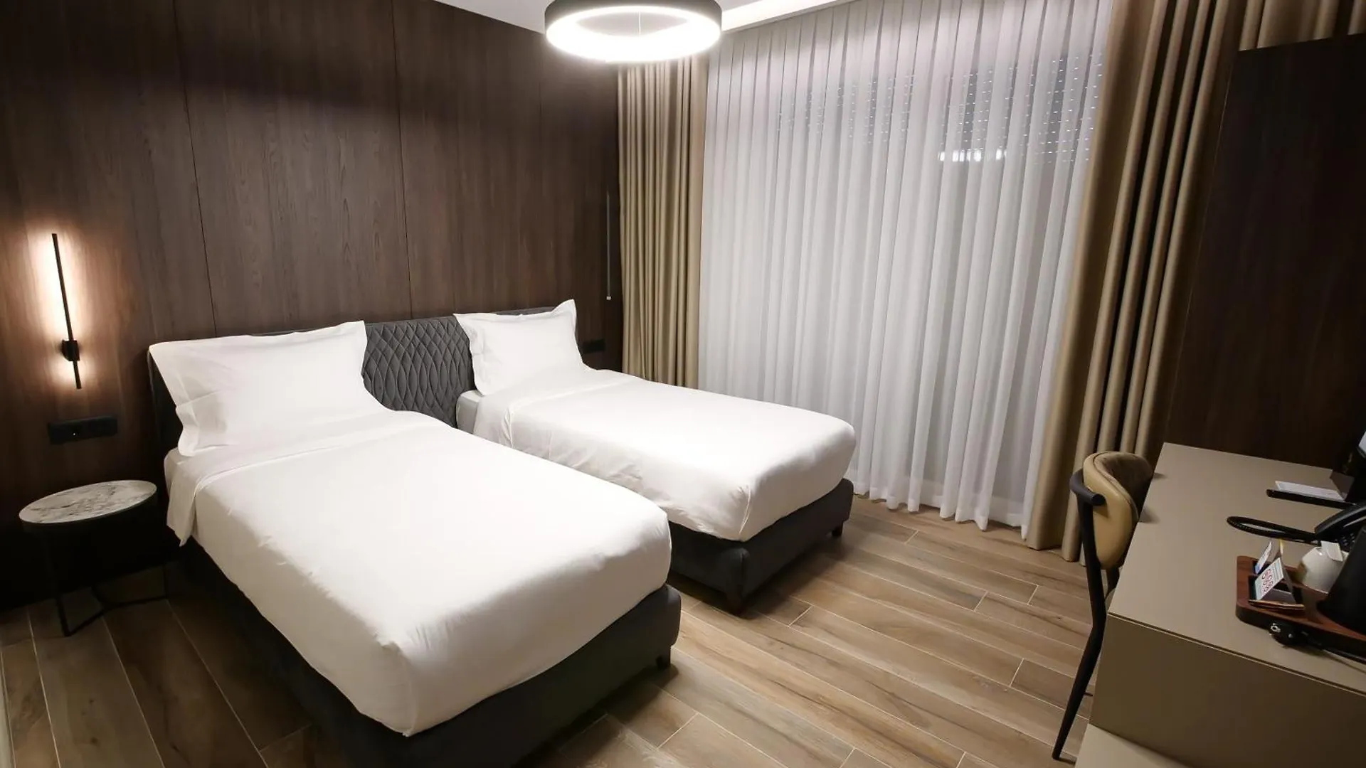 Hotel Mozart Shkodër 4*,
